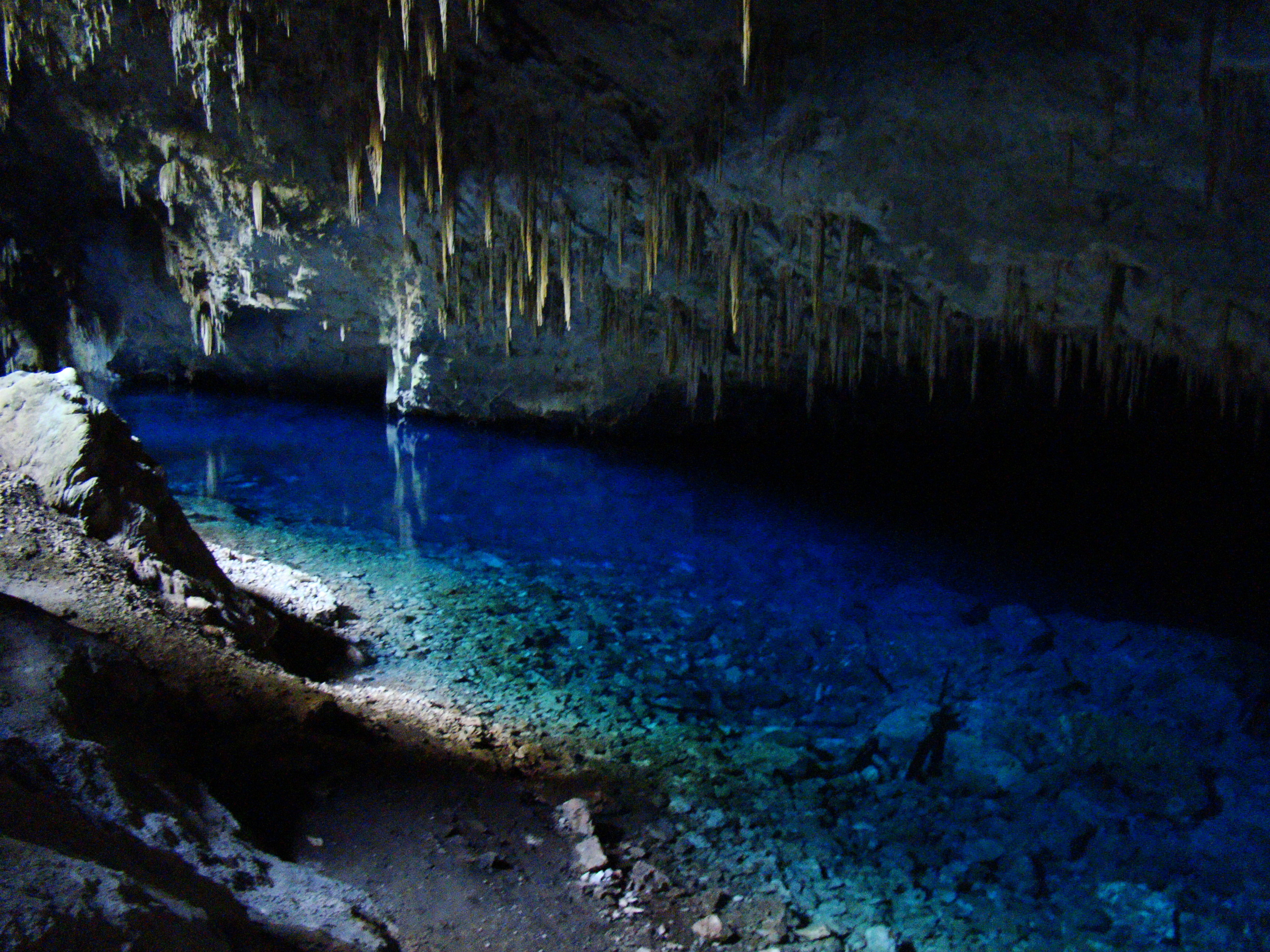 Água azul turquesa iluminada no fundo da Gruta do Lago Azul, o principal cartão-postal e atração turística de Bonito MS.