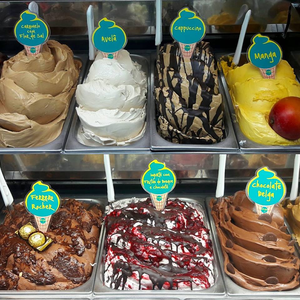 Vitrine de sorvetes artesanais em Bonito MS, exibindo sabores variados como Caramelo com Flor de Sal e Chocolate Belga.