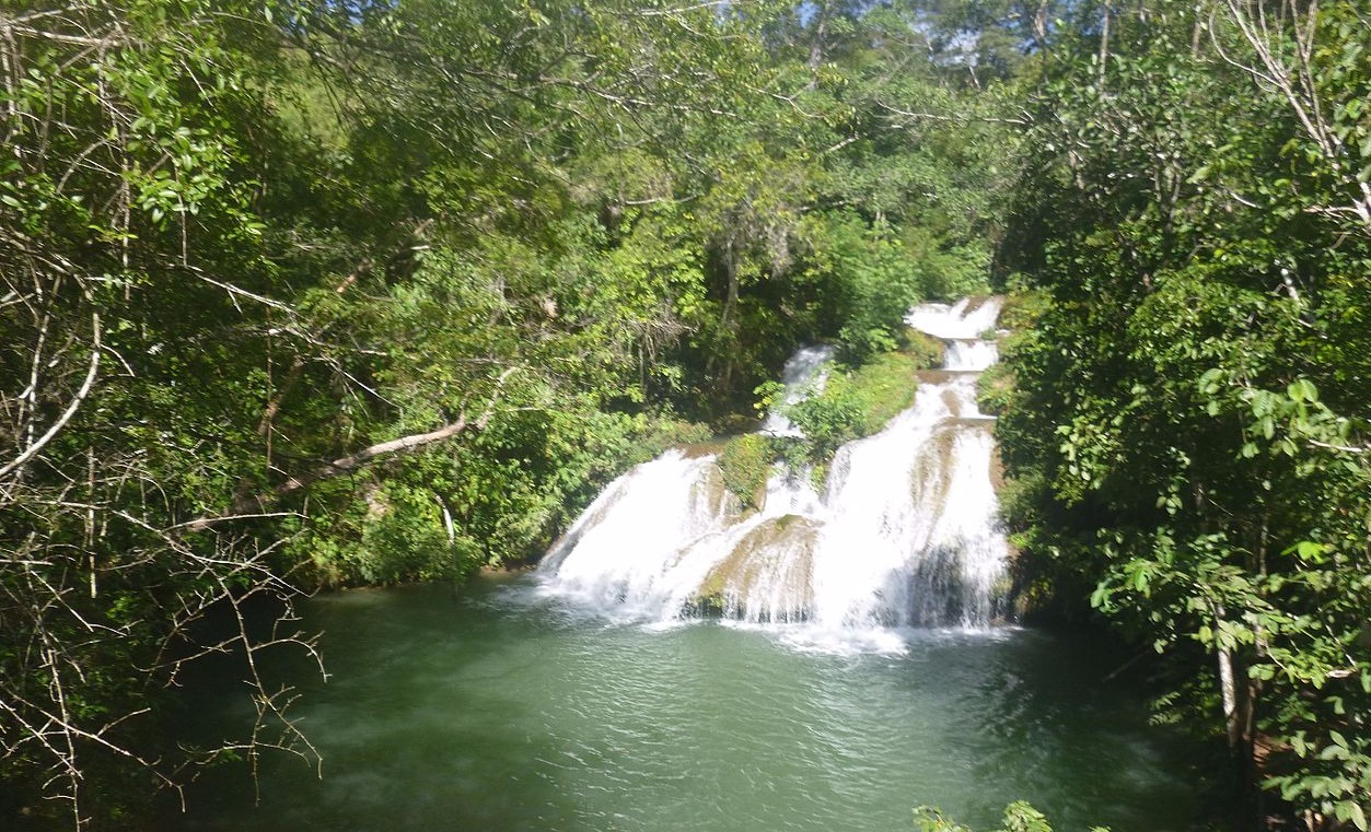 Quedas d'água em camadas na fazenda Ceita Corê, passeio de ecoturismo com trilhas e cachoeiras em Bonito MS.