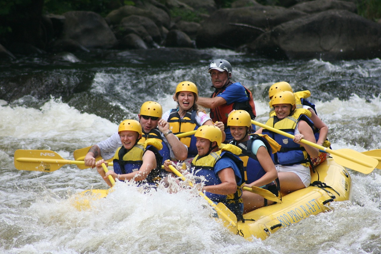 Grupo de pessoas remando em bote amarelo durante prática de Rafting nas corredeiras do Rio Formoso em Bonito MS.