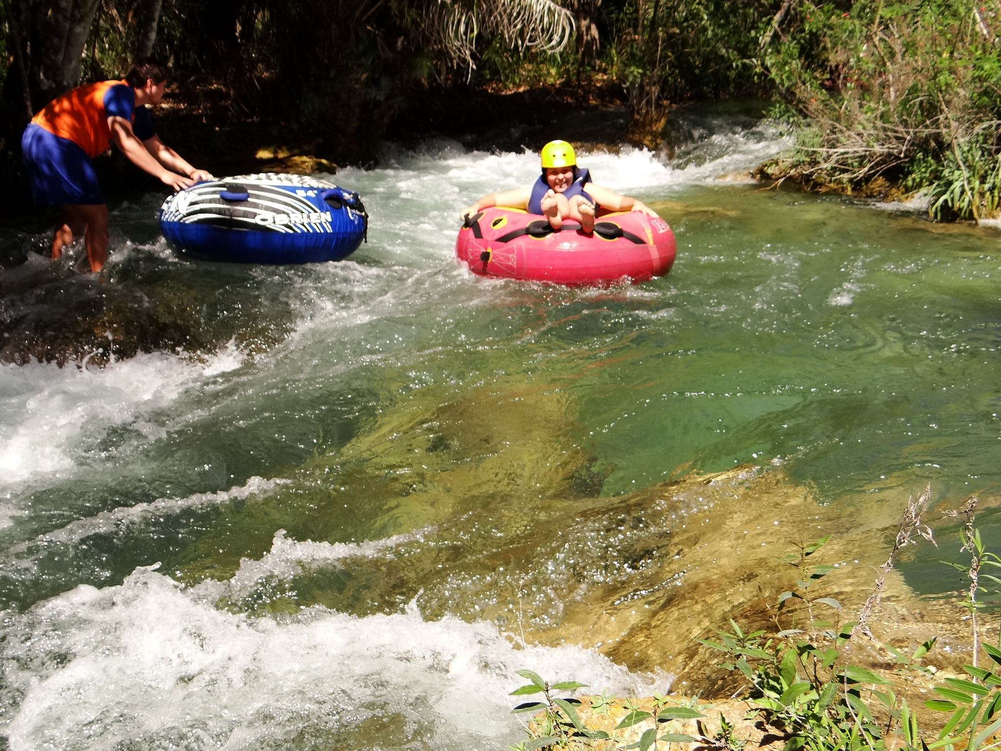 Descida divertida de Boia Cross nas águas esverdeadas e pequenas corredeiras de um rio em Bonito MS.