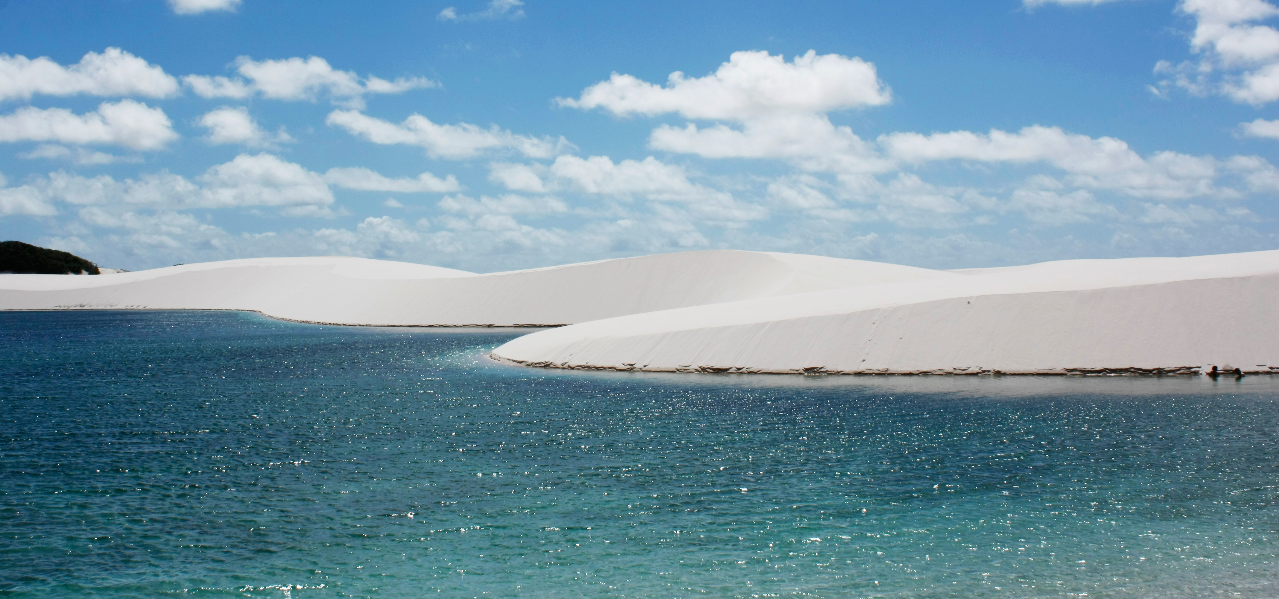 Paisagem paradisíaca de lagoas de água doce azul-turquesa entre as dunas de areia branca no Parque Nacional dos Lençóis Maranhenses.