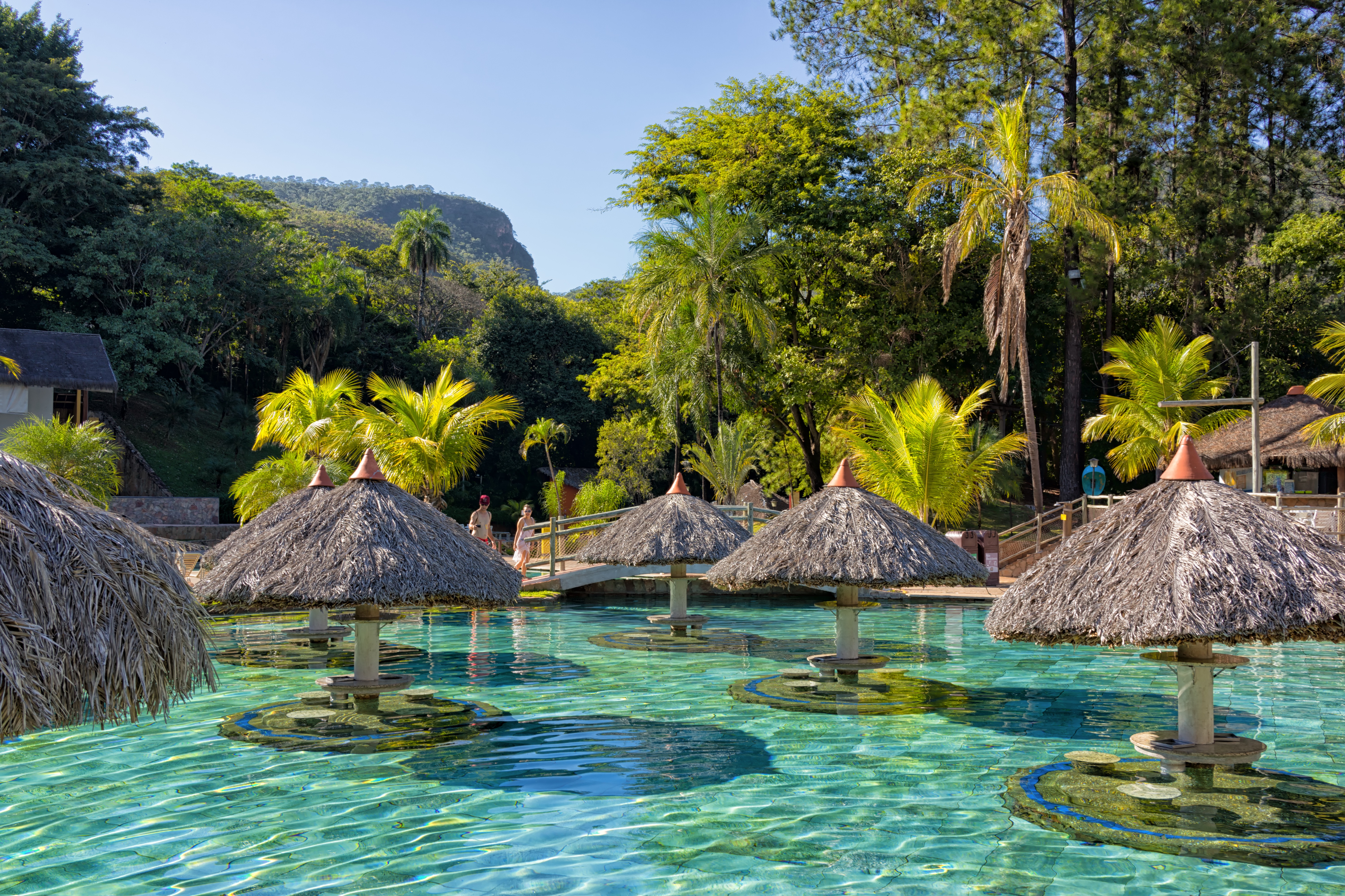 Piscinas de águas termais naturais com bar molhado e quiosques no Hot Park, complexo do Rio Quente Resorts em Goiás.
