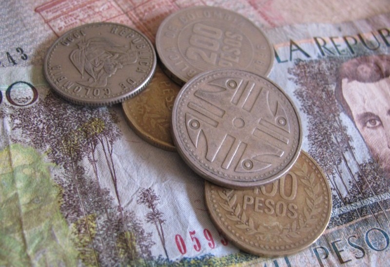 Moedas e notas de Pesos Colombianos (COP), a moeda oficial para pagamentos em viagens a Cartagena e Colômbia.