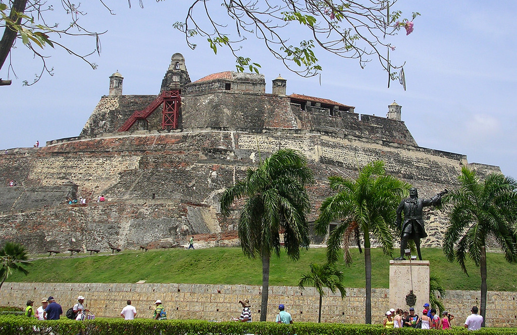 Vista imponente das muralhas e estrutura de pedra do Castelo de San Felipe de Barajas, principal fortaleza histórica de Cartagena.