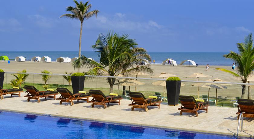 Piscina de hotel de luxo com espreguiçadeiras de frente para o mar na região de Bocagrande ou La Boquilla, em Cartagena.