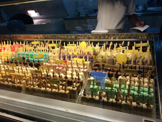 Vitrine colorida com diversos sabores de paletas artesanais, uma sobremesa típica e refrescante para o calor de Cartagena.