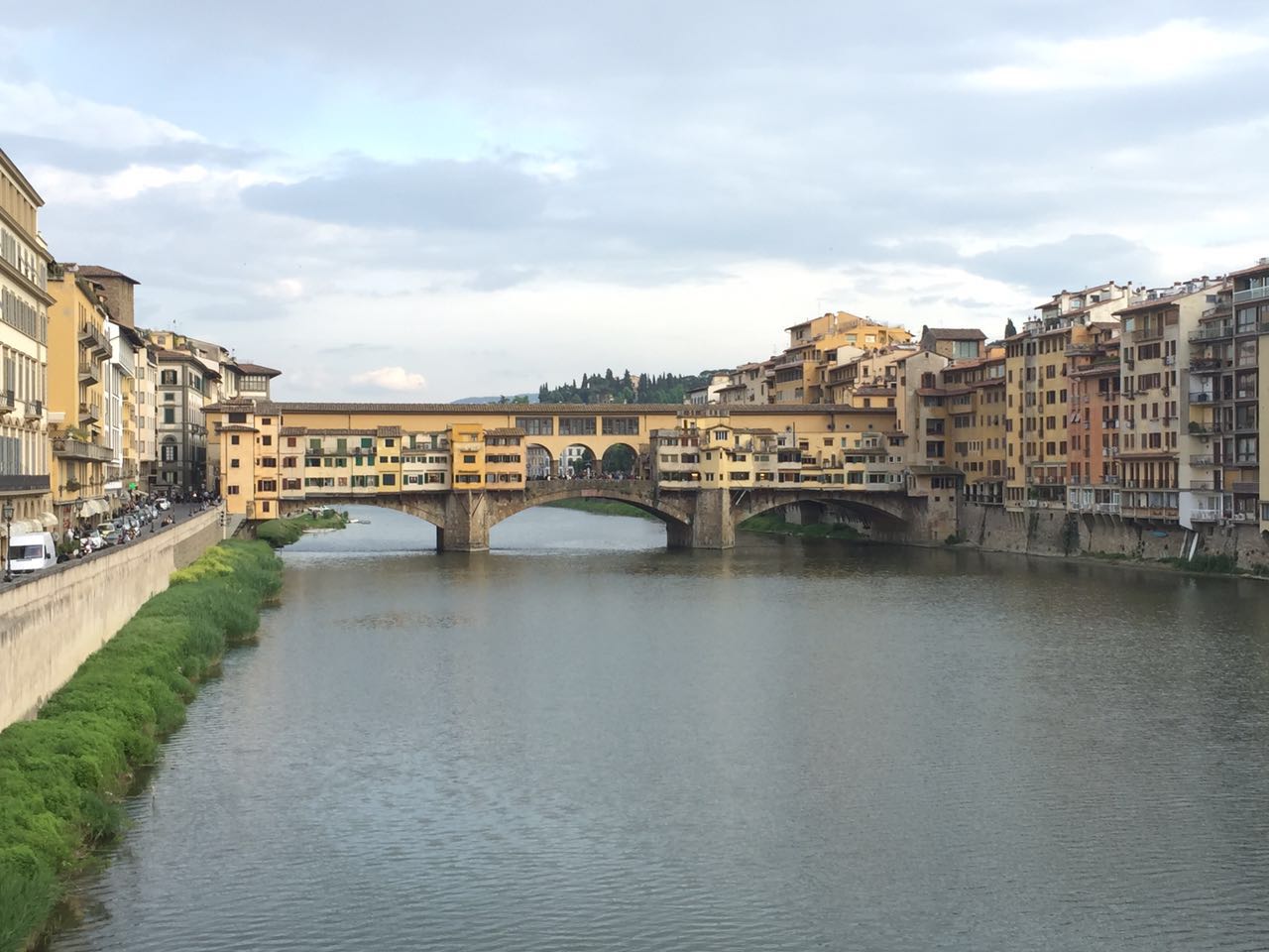 A icônica Ponte Vecchio sobre o Rio Arno em Florença, famosa por suas joalherias suspensas e arquitetura medieval preservada.
