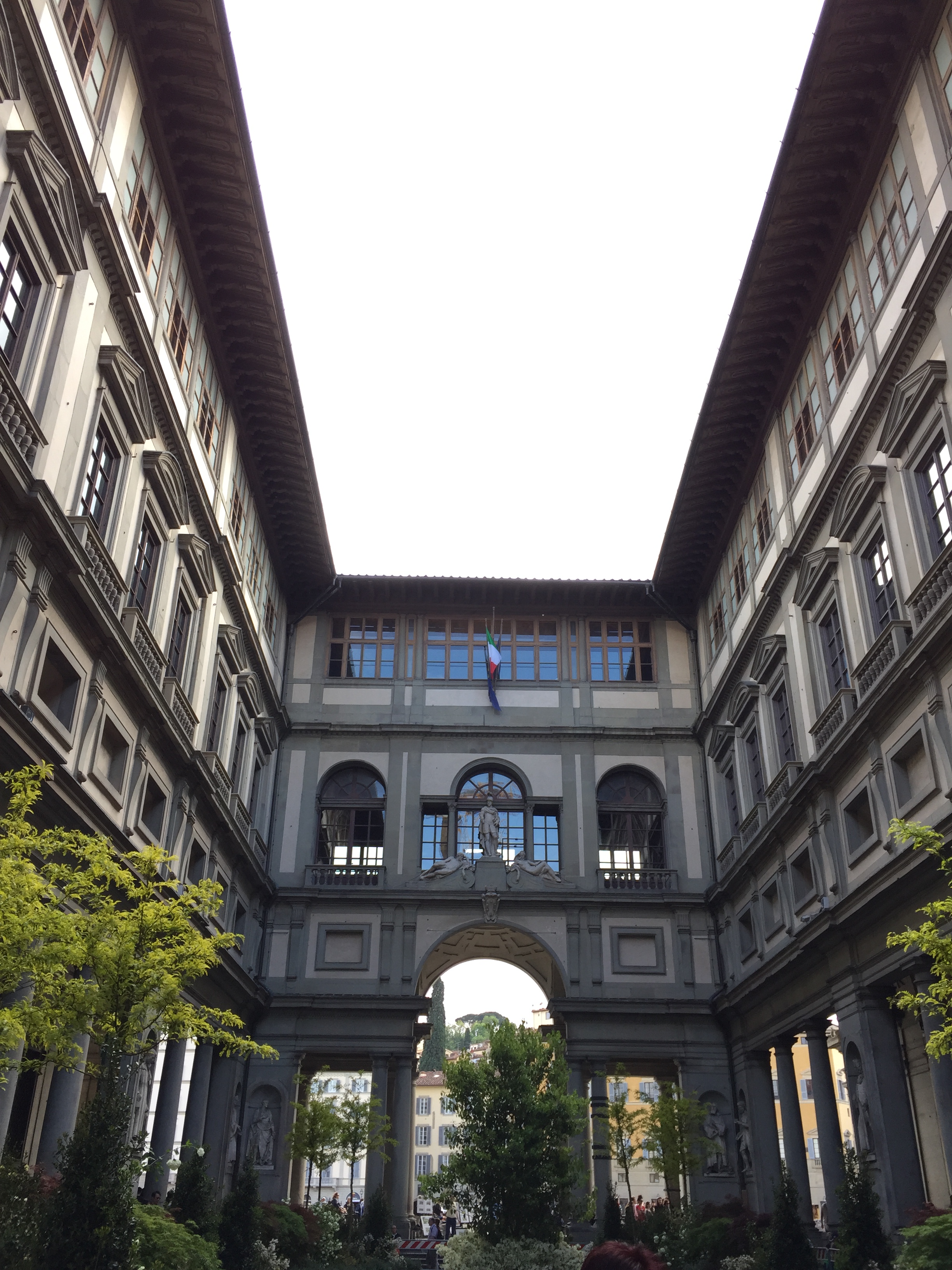 Pátio externo da famosa Galeria Uffizi (Piazzale degli Uffizi) em Florença, mostrando as colunas e a arquitetura clássica do museu.