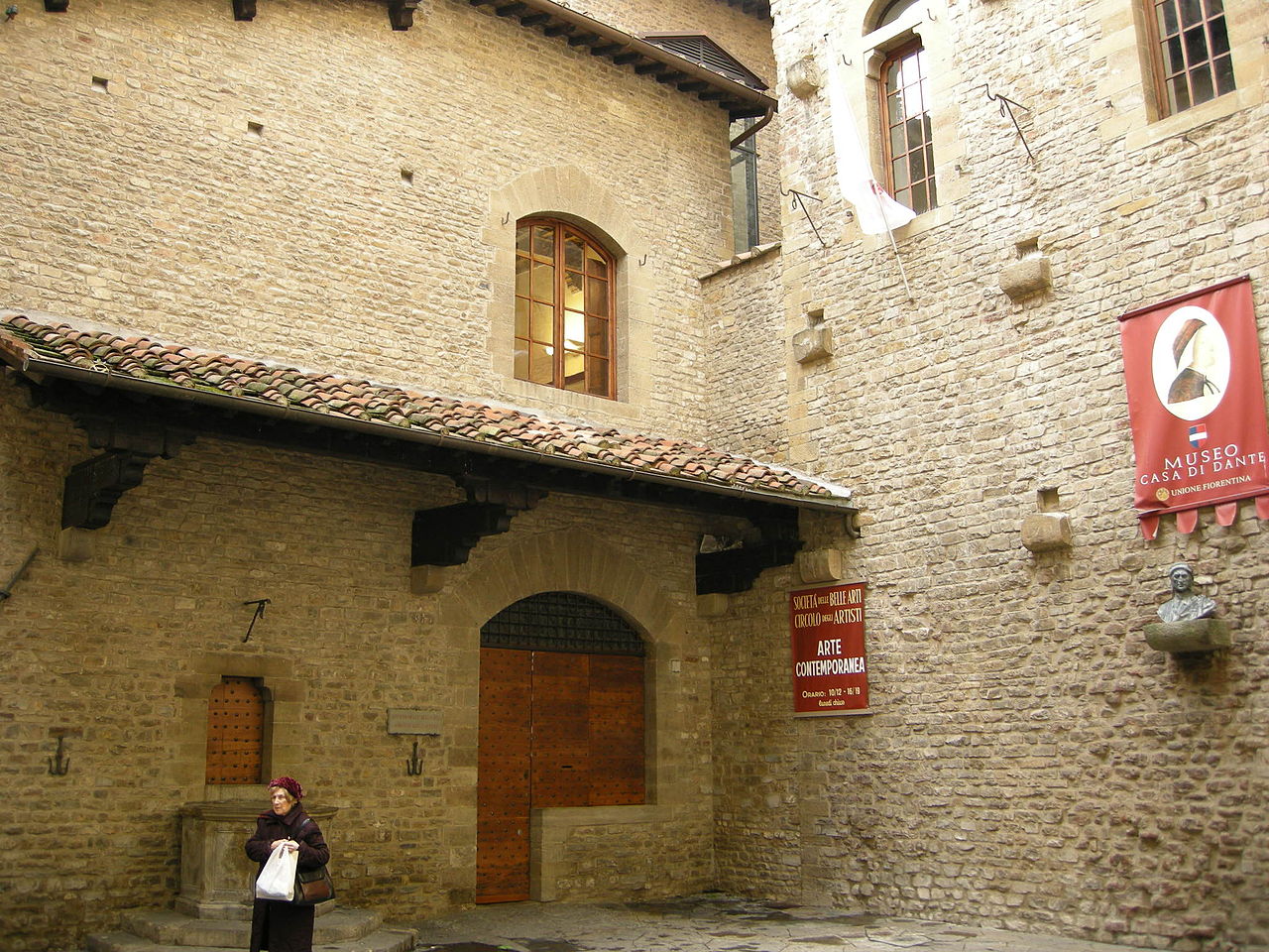 Fachada de pedra medieval do Museu Casa de Dante em Florença, local histórico dedicado ao poeta Dante Alighieri.