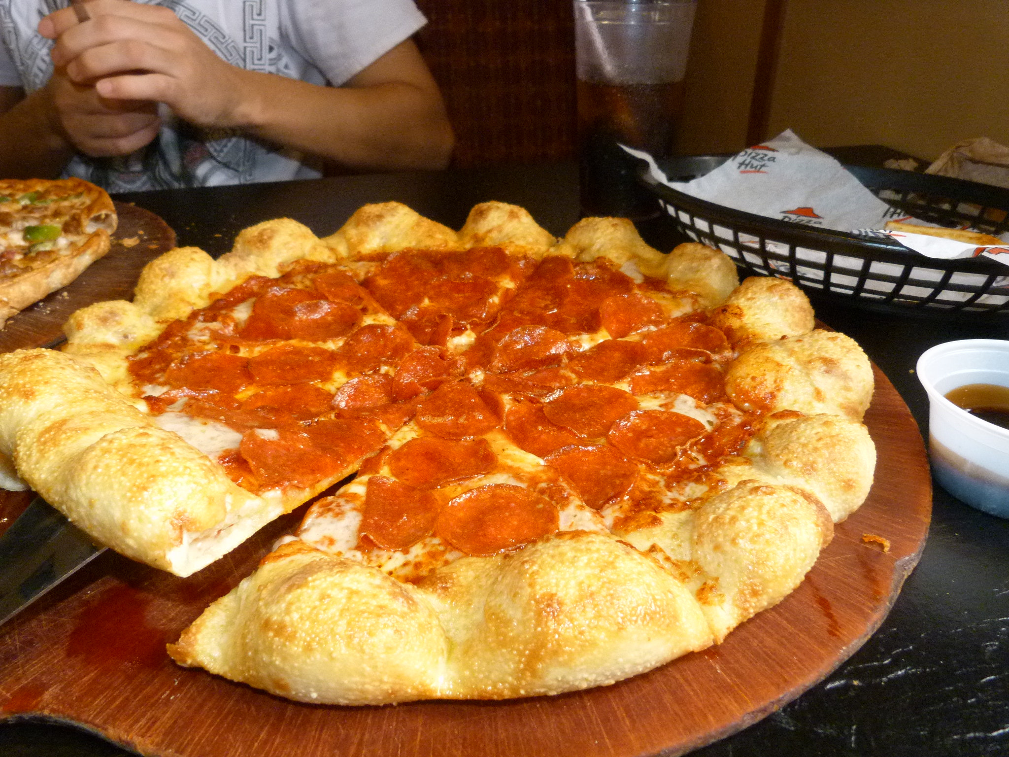 Pizza de pepperoni com borda recheada da Pizza Hut em Orlando, opção popular de alimentação na Flórida.