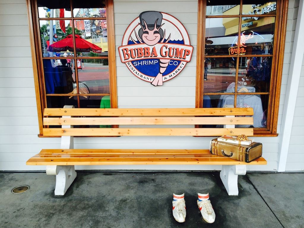 Banco temático do filme Forrest Gump no restaurante Bubba Gump Shrimp Co em CityWalk, Orlando.