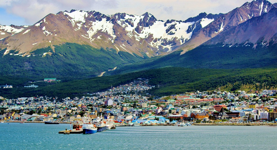 Cidade de Ushuaia na Patagônia com montanhas nevadas ao fundo