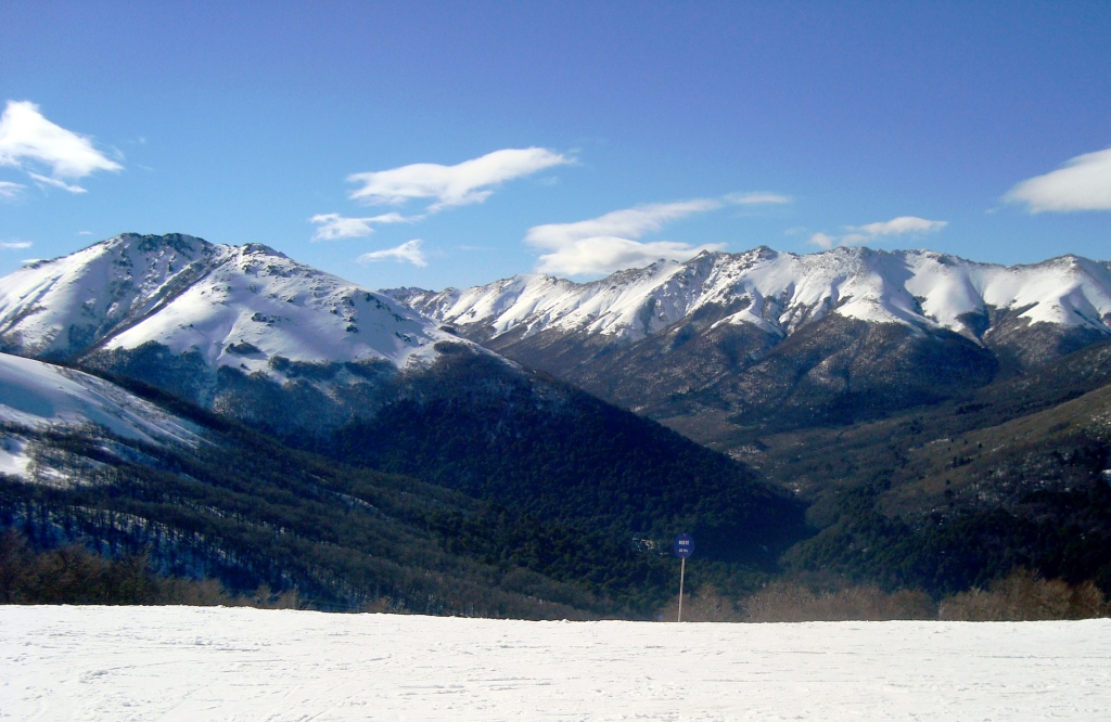 Estação de Cerro Bayo em Villa La Angostura com pistas de esqui e neve