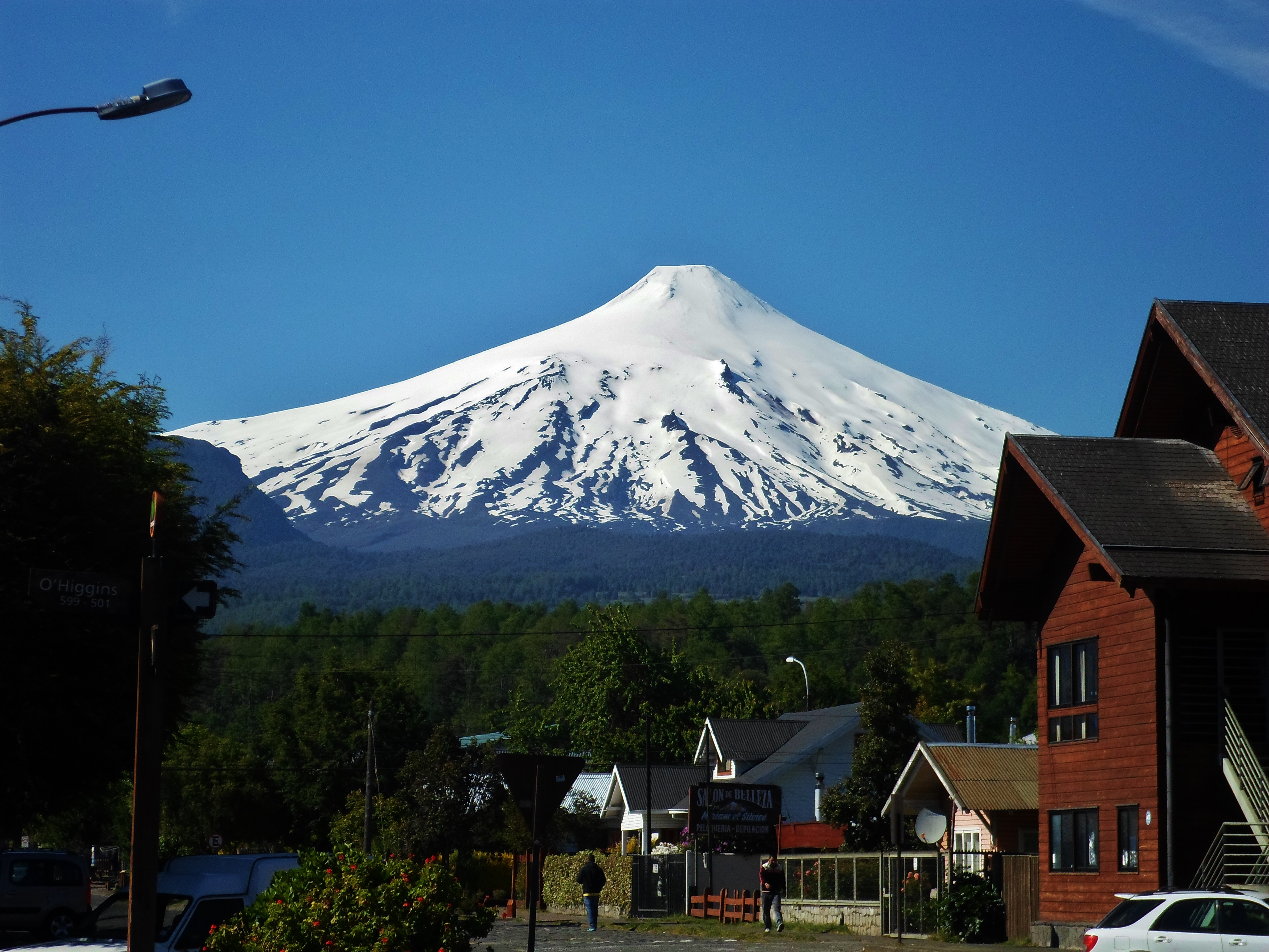 Vulcão Villarrica coberto de neve em Pucón, Chile