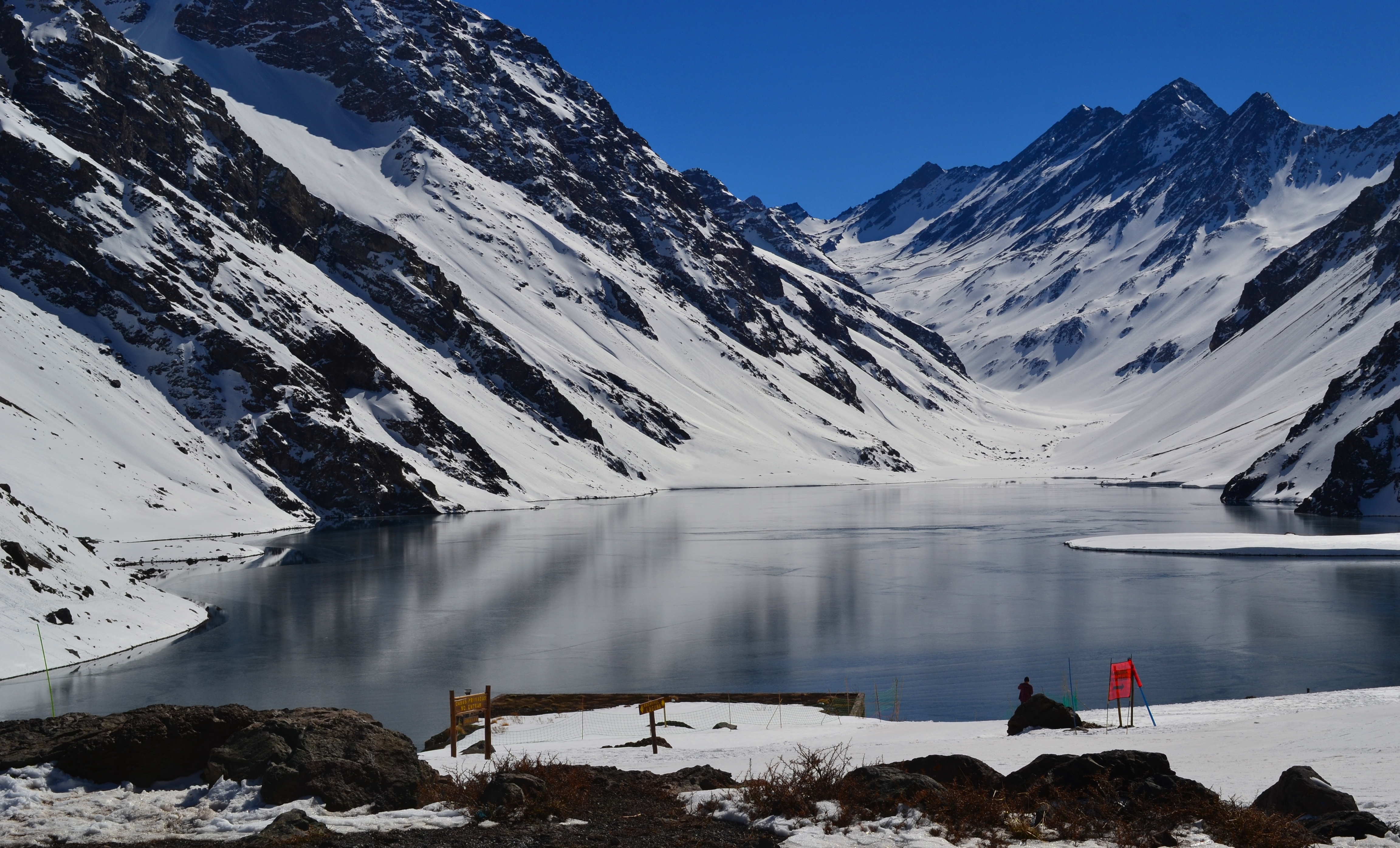 Laguna del Inca cercada por montanhas nevadas na estação de Portillo