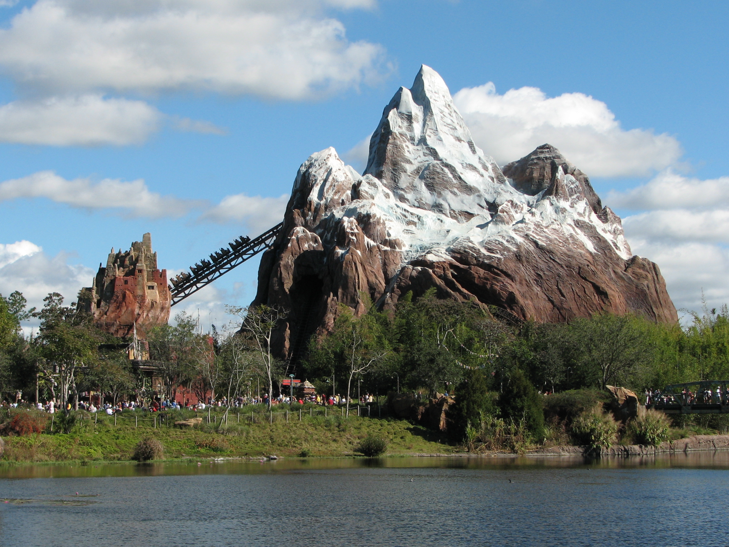 Montanha-russa Expedition Everest no parque Disney's Animal Kingdom com vista da montanha.