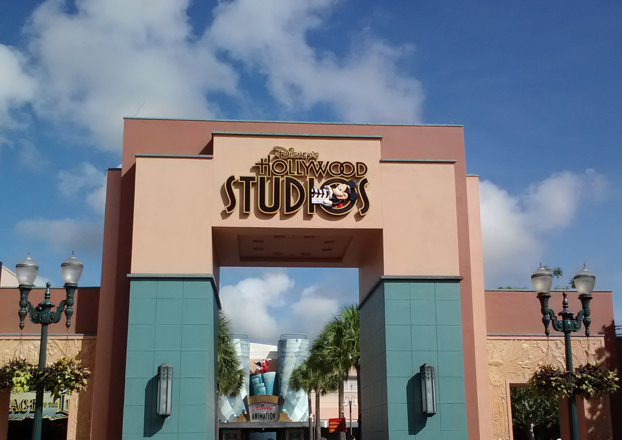 Arco de entrada principal do parque temático Disney's Hollywood Studios em Orlando.