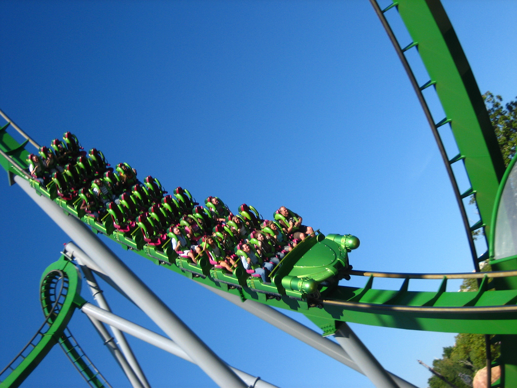 Carrinho da montanha-russa The Incredible Hulk Coaster no Universal Islands of Adventure.