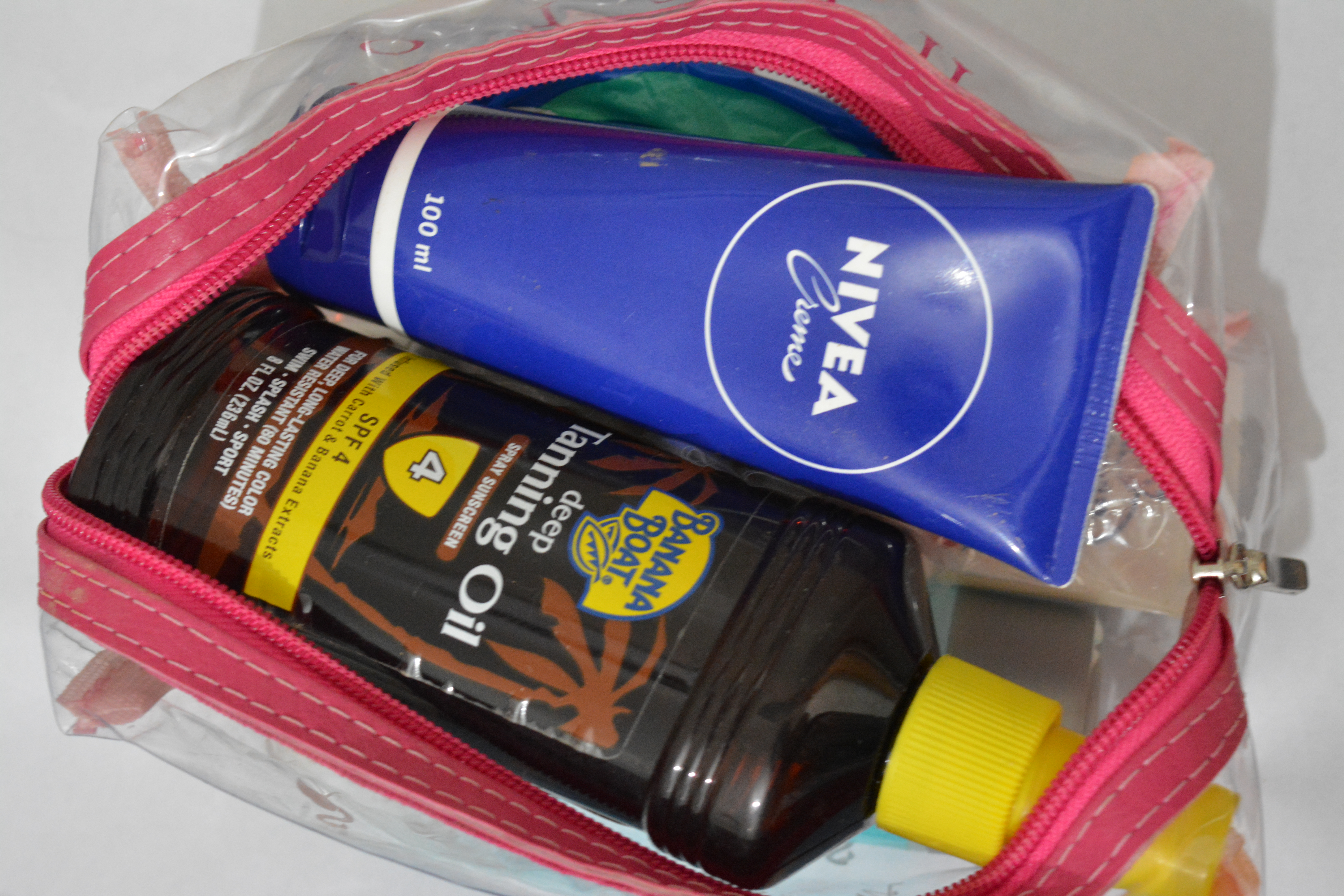 Necessaires e organizadores dentro de uma mala de viagem