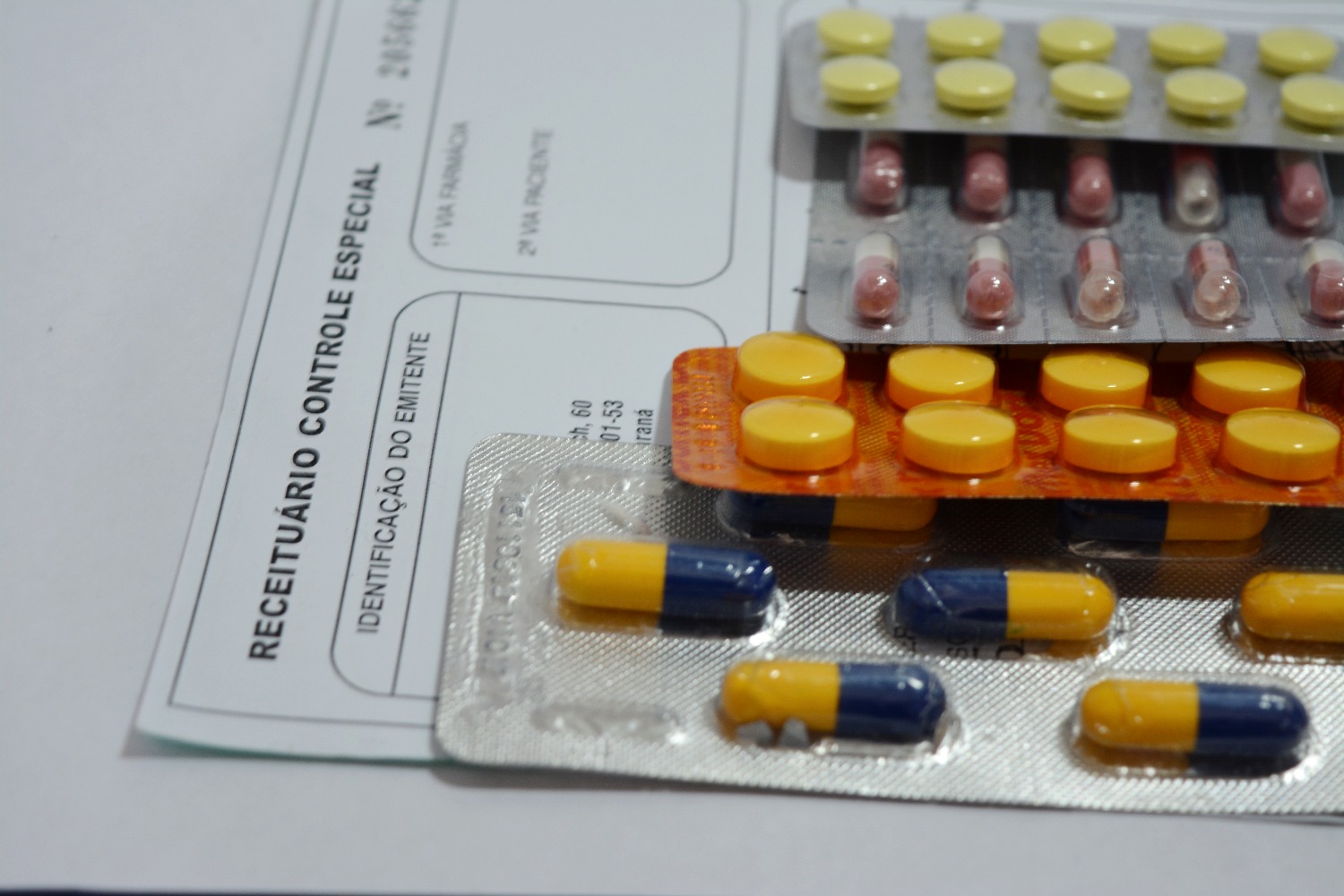 Receita médica e medicamentos organizados para viagem