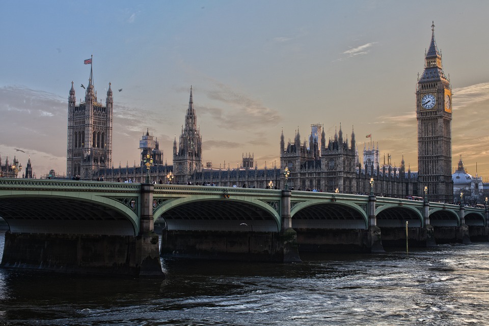 Entardecer no Rio Tâmisa com o Parlamento e Big Ben ao fundo em Londres