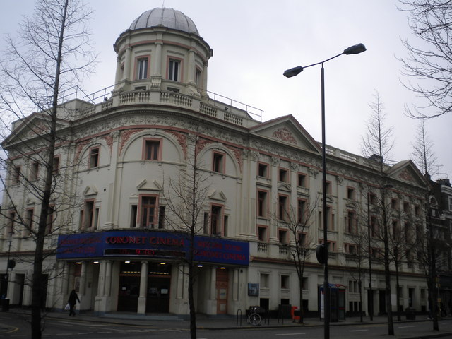 Fachada branca clássica da parte externa do antigo Coronet Cinema