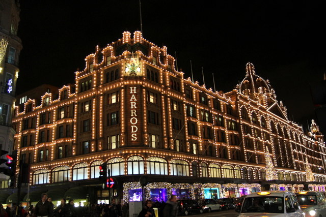 Fachada da loja de departamentos Harrods iluminada à noite