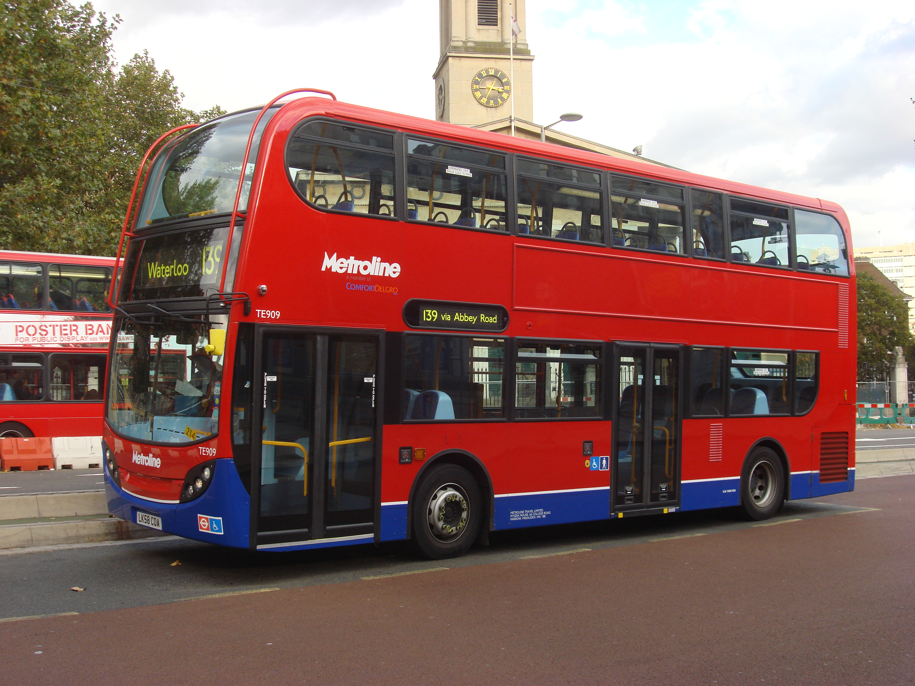 Tradicional ônibus vermelho de dois andares (double-decker) em Londres