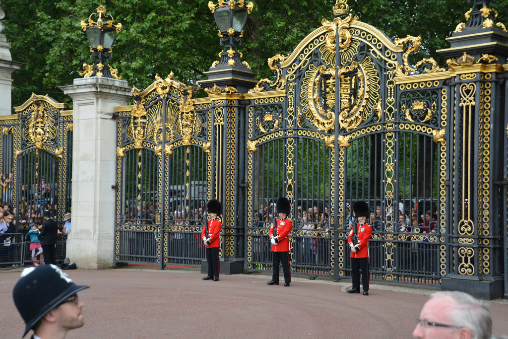 Guarda Real britânico marchando com uniforme vermelho e chapéu de pele de urso