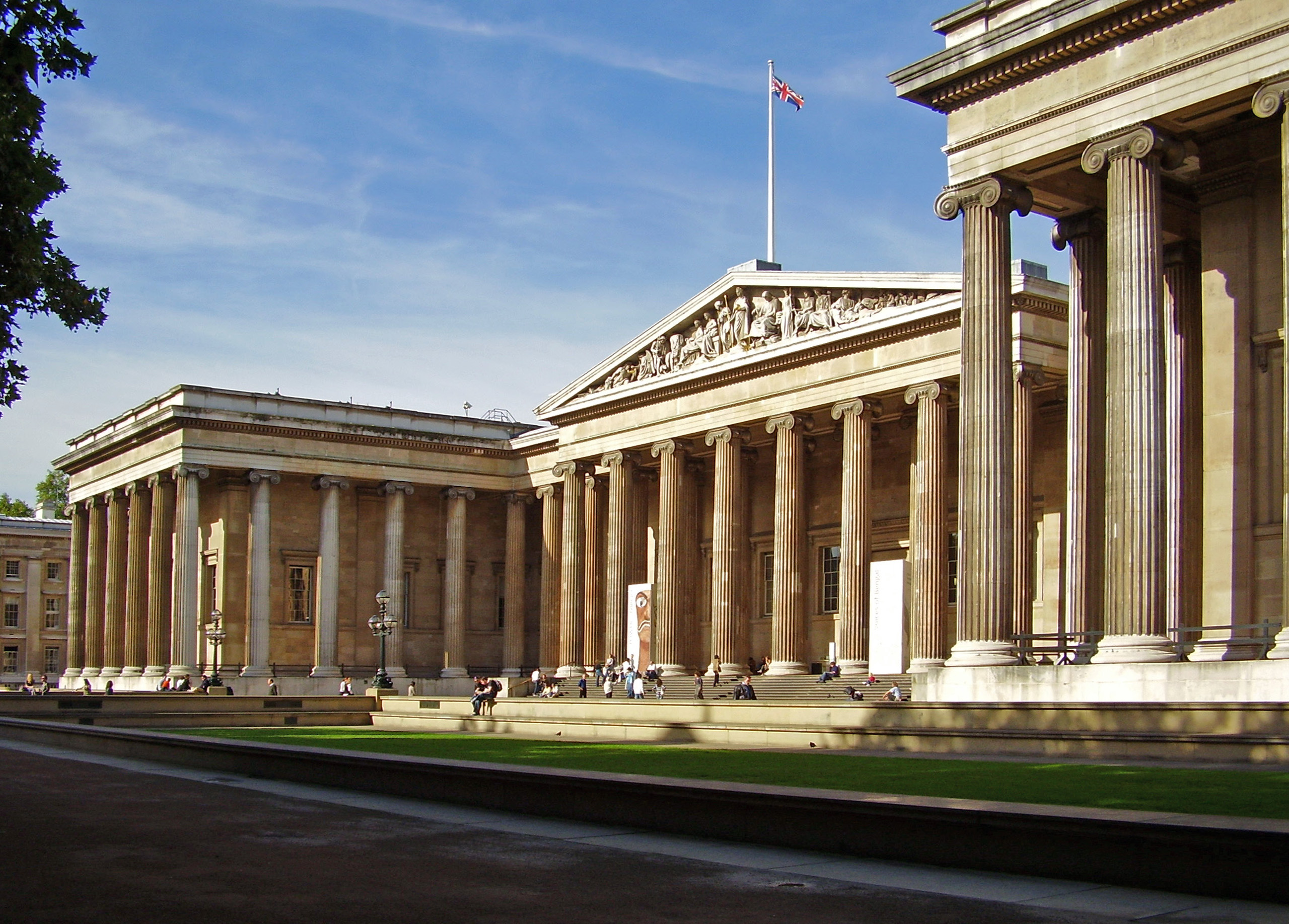 Fachada imponente do British Museum com colunas gregas