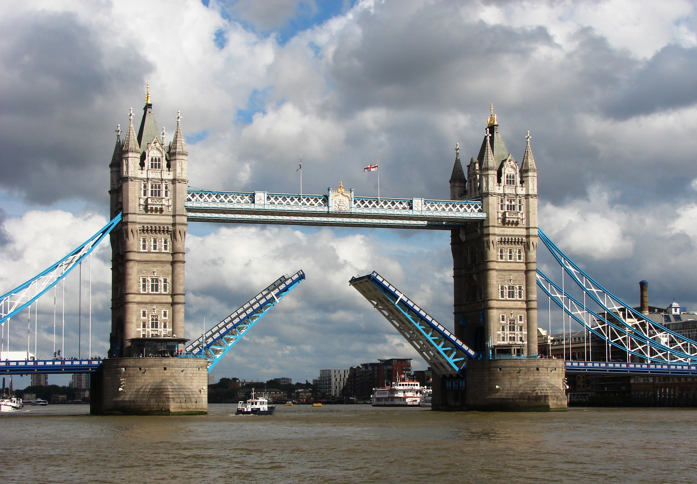 Ponte Tower Bridge abrindo suas básculas sobre o Rio Tâmisa