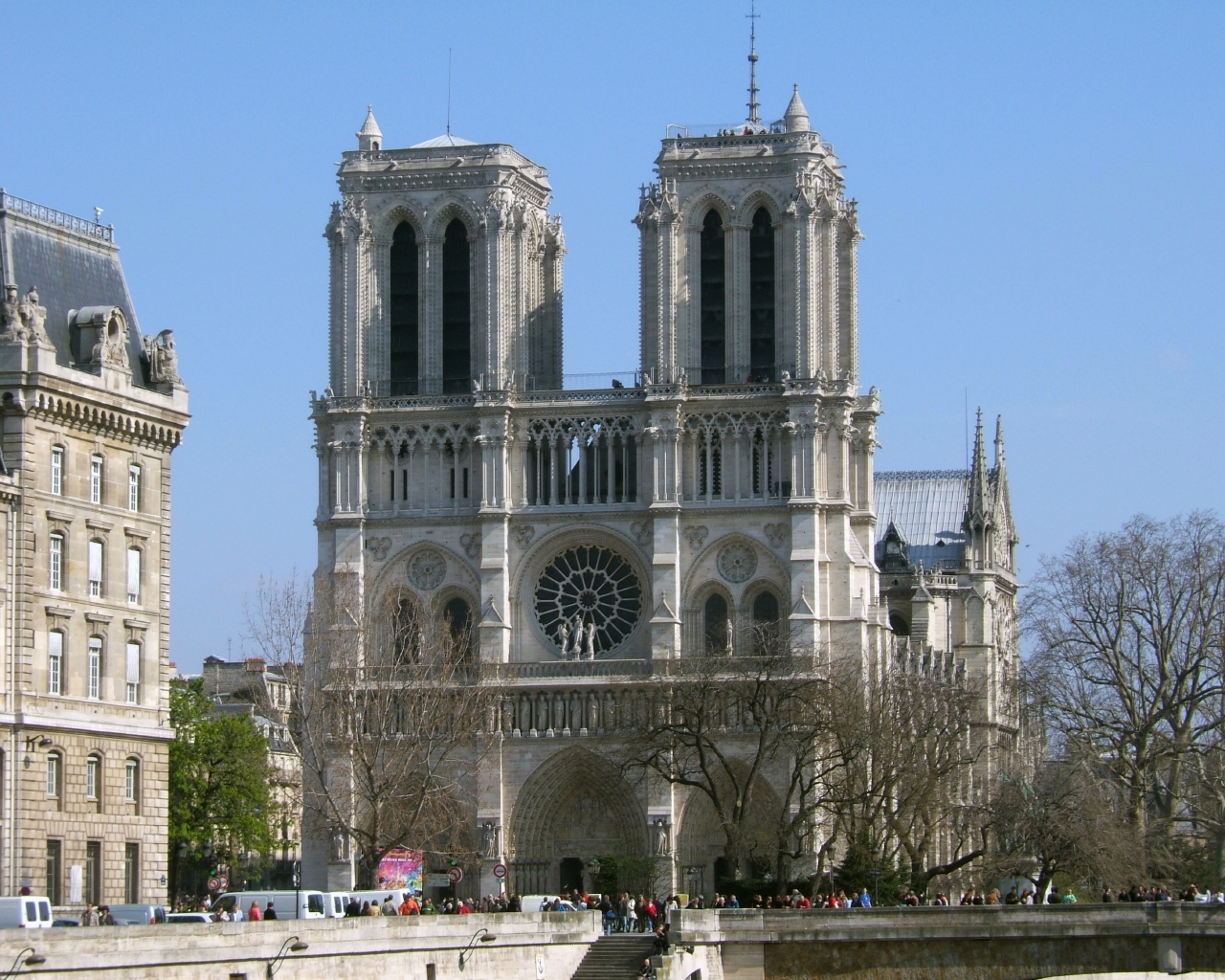 Fachada frontal da histórica Catedral de Notre-Dame em Paris, destacando a arquitetura gótica, a rosácea central e as duas torres de pedra.