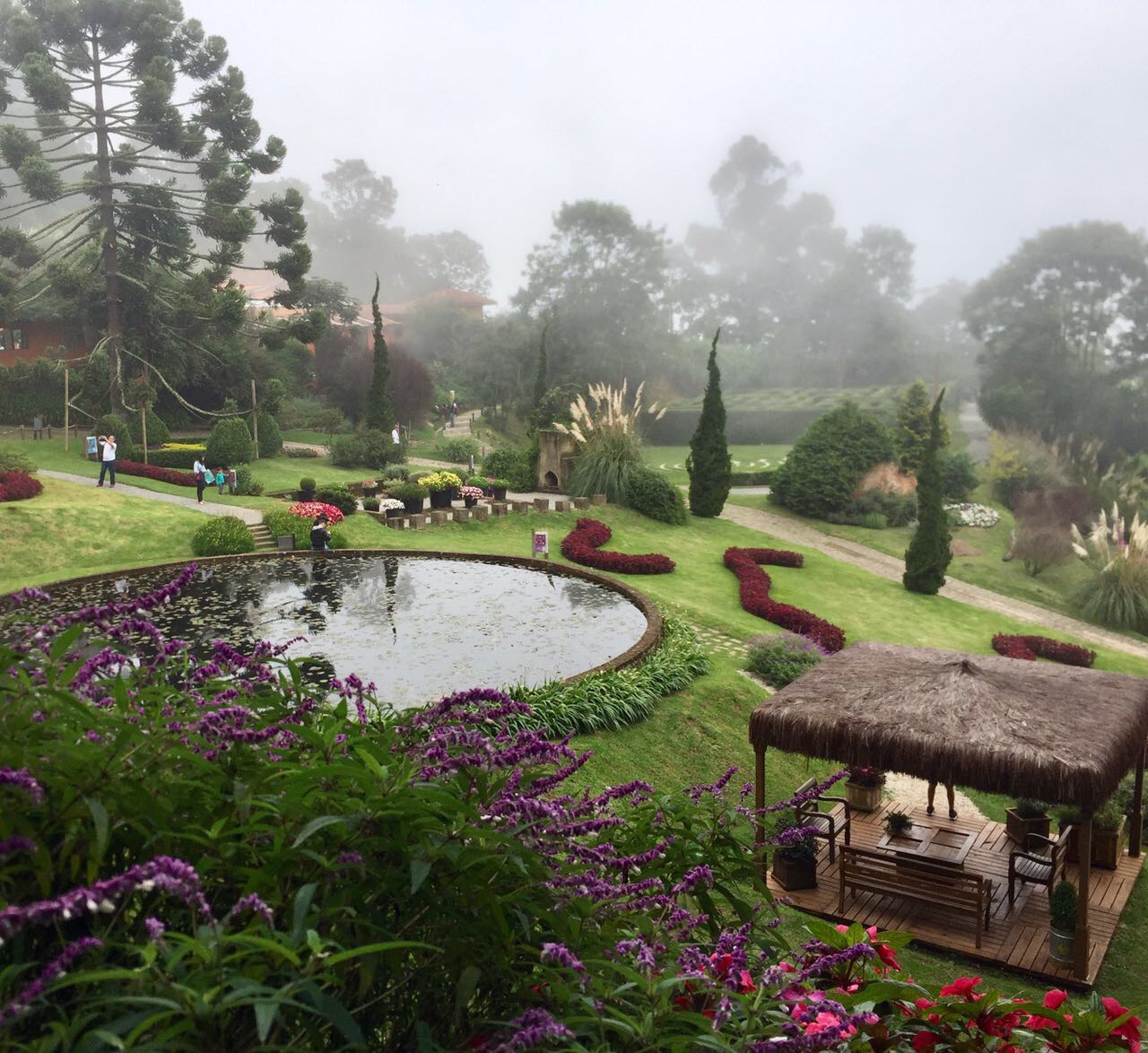 Paisagismo de jardim na serra com neblina, lago ornamental e gazebo rústico (Campos do Jordão).