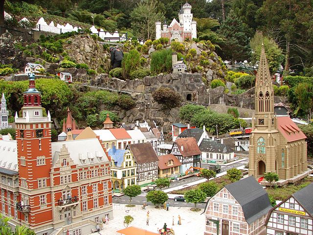 Réplicas arquitetônicas no parque Mini Mundo em Gramado, destacando construções em estilo europeu.