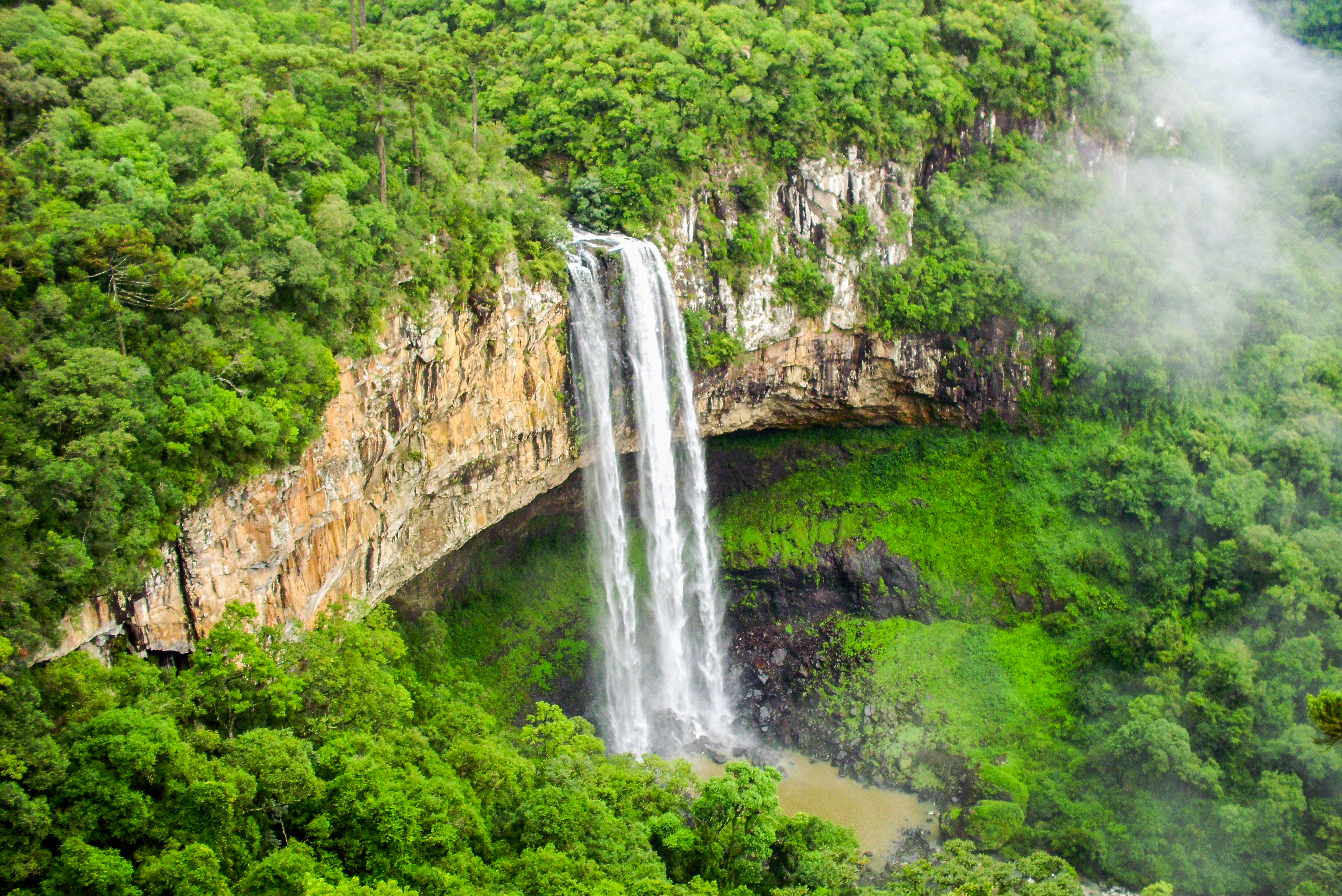 Cascata do Caracol em Canela, Rio Grande do Sul, cercada pela mata nativa do Parque Estadual do Caracol.