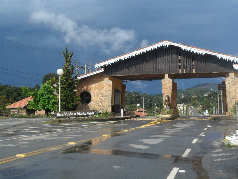 Pórtico de entrada de Monte Verde, Minas Gerais, com a placa de boas-vindas e arquitetura estilo alpino.