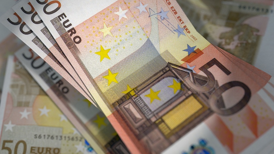 Leque de notas de 50 euros, moeda utilizada para pagamentos na Itália e Europa.